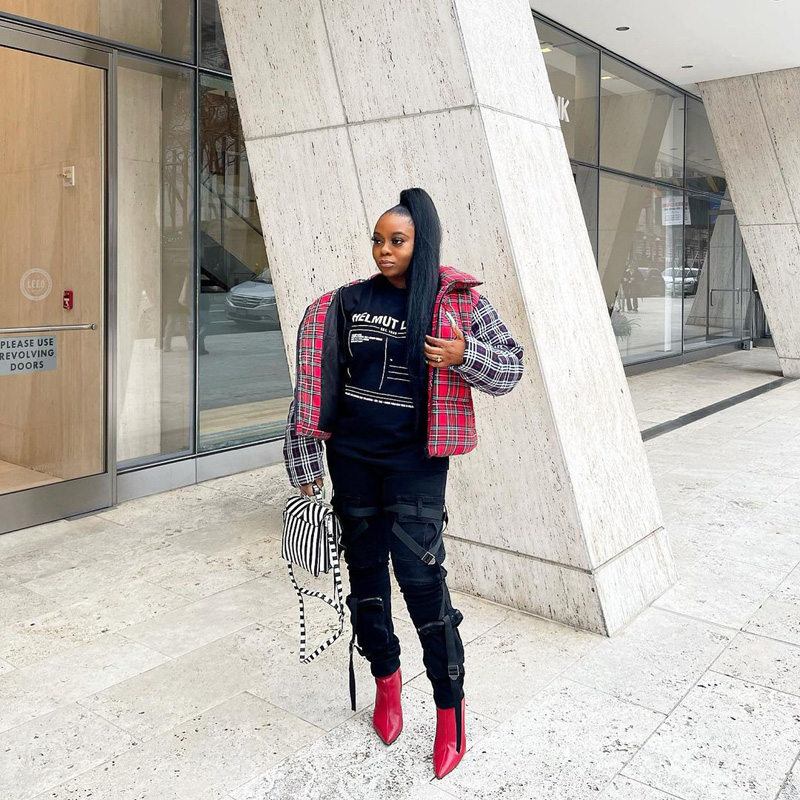 2023.02 Customer Appreciation Blog @chanteviastyles Two photos: group of volunteers with Mariposas Sin Fronteras, and volunteers doing yardwork