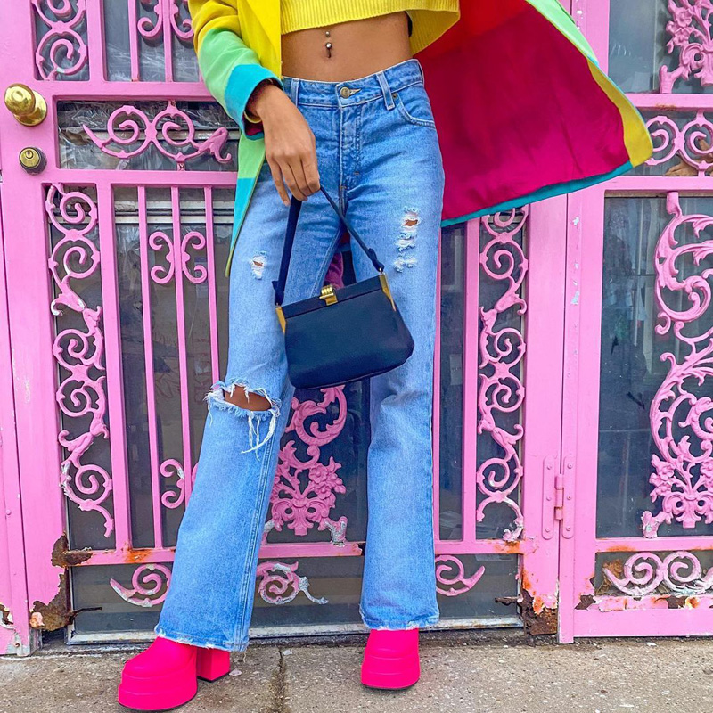 2023.02 Customer Appreciation Blog @kelee_shea Two photos: group of volunteers with Mariposas Sin Fronteras, and volunteers doing yardwork