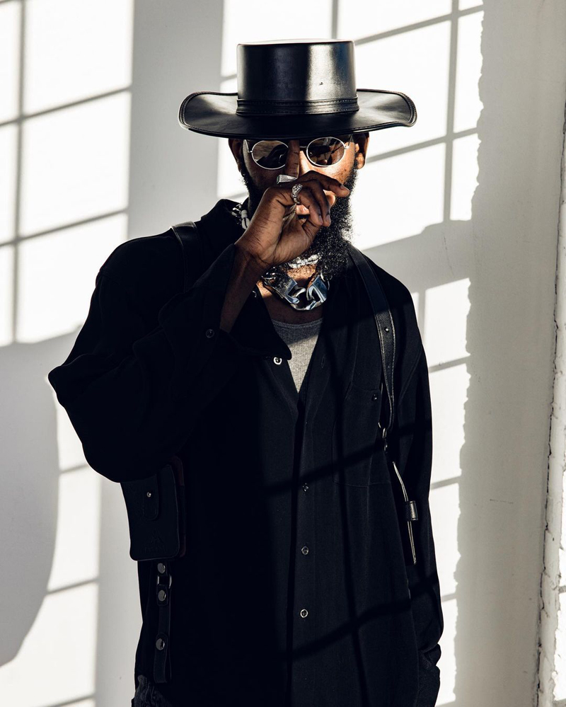 2023.02 Customer Appreciation Blog @kinghtut Two photos: group of volunteers with Mariposas Sin Fronteras, and volunteers doing yardwork