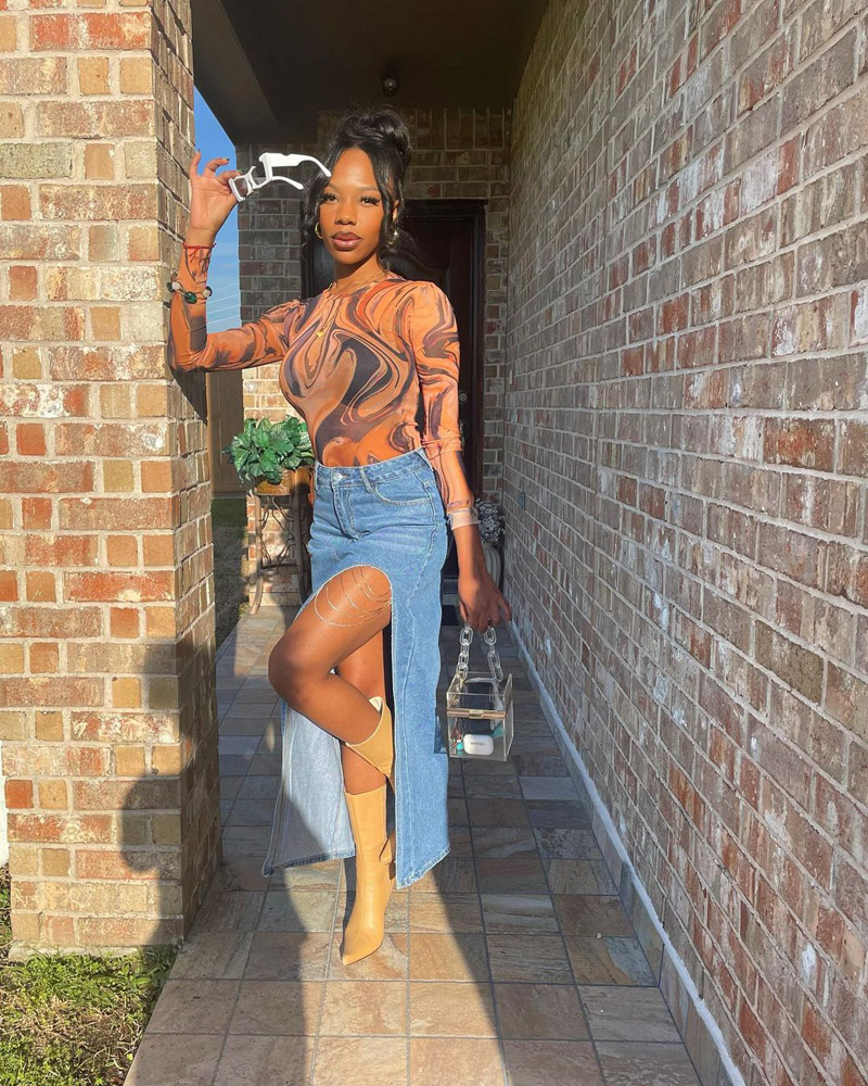 @iam.pietty Two photos: group of volunteers with Mariposas Sin Fronteras, and volunteers doing yardwork